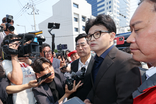 제21대 대통령 선거 사전투표일 첫날이던 5월29일 한동훈 국민의힘 전 대표가 광주 동구 창업지원센터 앞에서 투표를 마친 뒤 취재진의 질문에 답변하고 있다.<연합뉴스 사진>